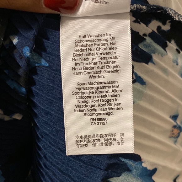 DKNY Floral Tie-Neck Pleated Top - Picture 6 of 7